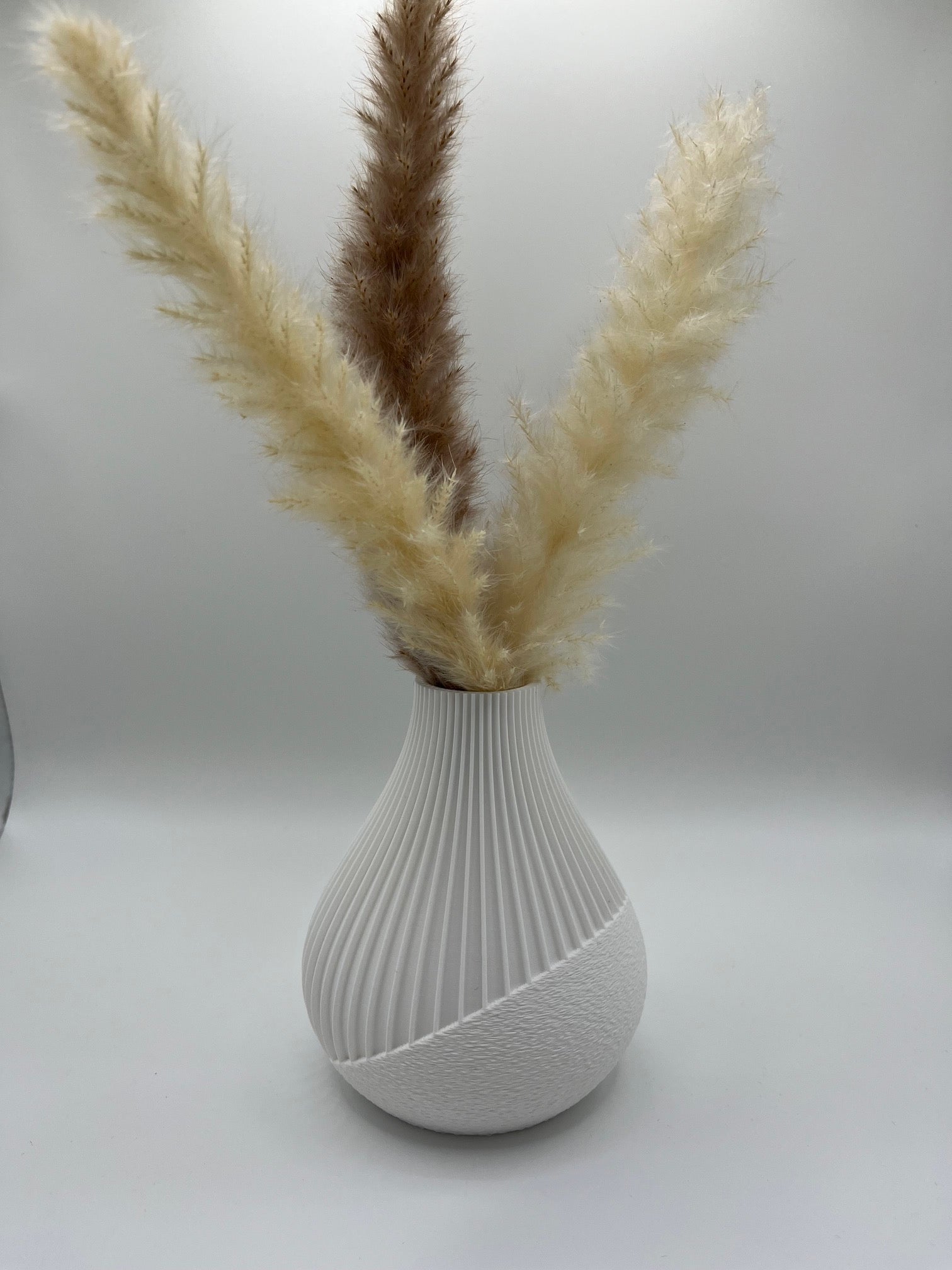 Trockenblumenvase mit Rillen-Design - Moderne Deko-Vase